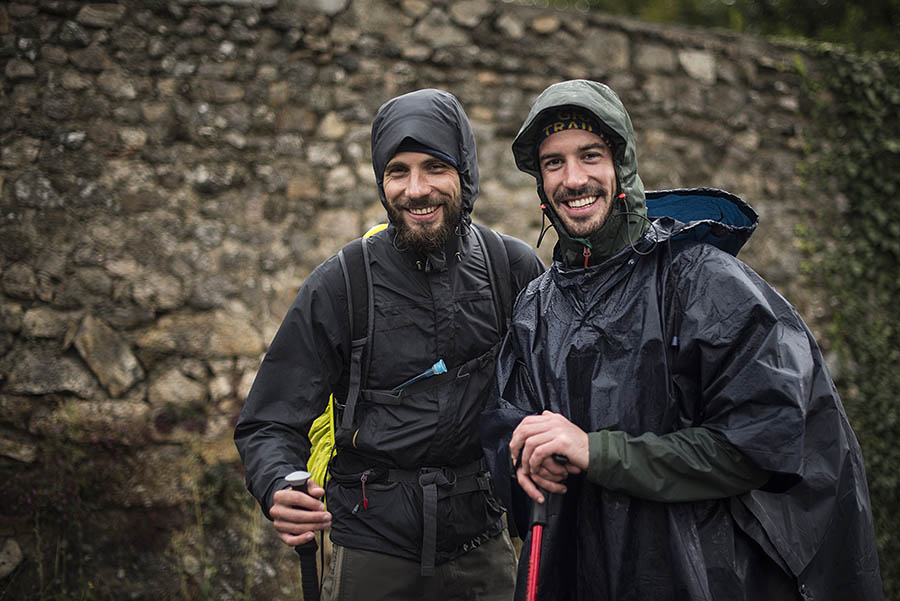 Pèlerins sous la pluie sur le chemin de Compostelle - TVattard Pèlerins sous la pluie sur le chemin de Compostelle - TVattard