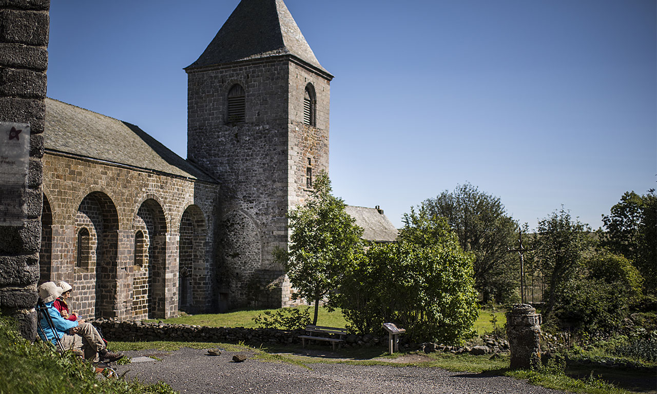 Pèlerines se reposant sur le chemin de Compostelle dans l'Aubrac