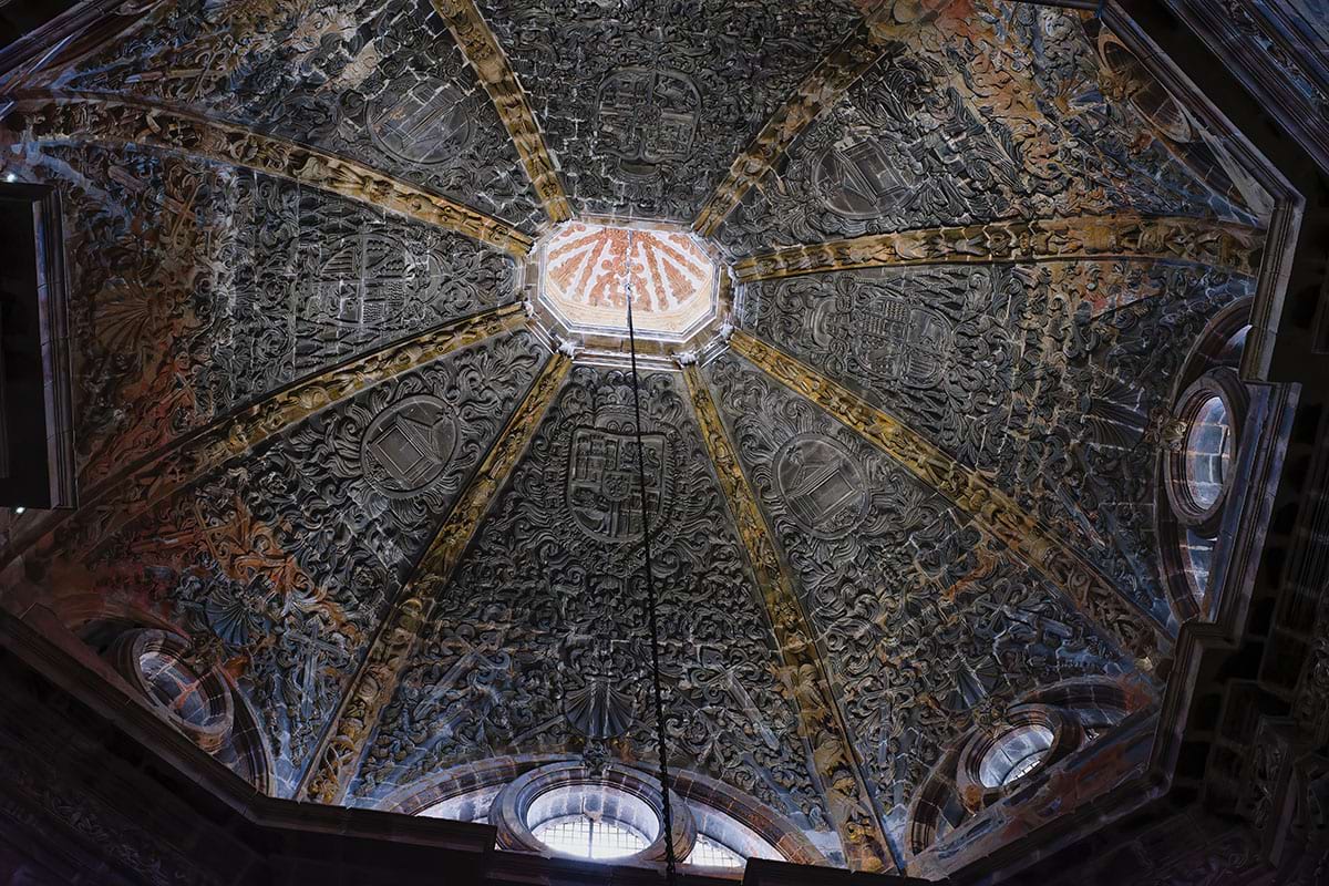 Plafond d'une église en Espagne sur le chemin de Compostelle - Unsplash - ERouzet
