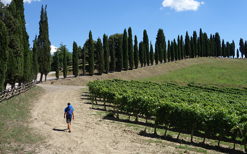 Pèlerin sur le chemin de la Via Francigena en Italie