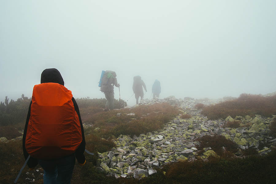 Randonneurs dans le brouillard sur le chemin de Compostelle - AdobeStock - Ihorhora Randonneurs dans le brouillard sur le chemin de Compostelle - AdobeStock - Ihorhora