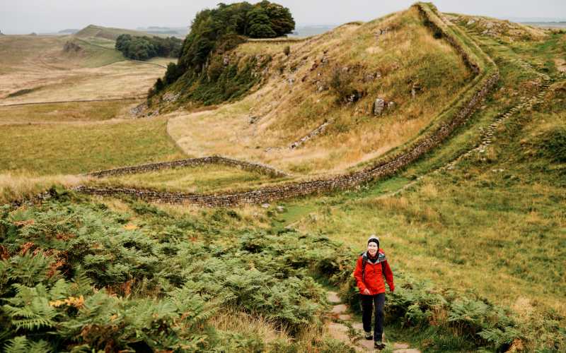 randonneuse sur le sentier du mur d'Hadrien, Angleterre