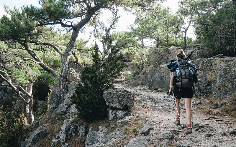 Randonneuse sur le chemin de Saint-Guilhem