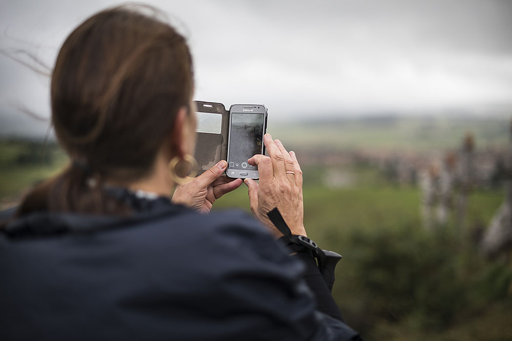 Pèlerine prenant des photos sur le chemin de Compostelle - Tvattard
