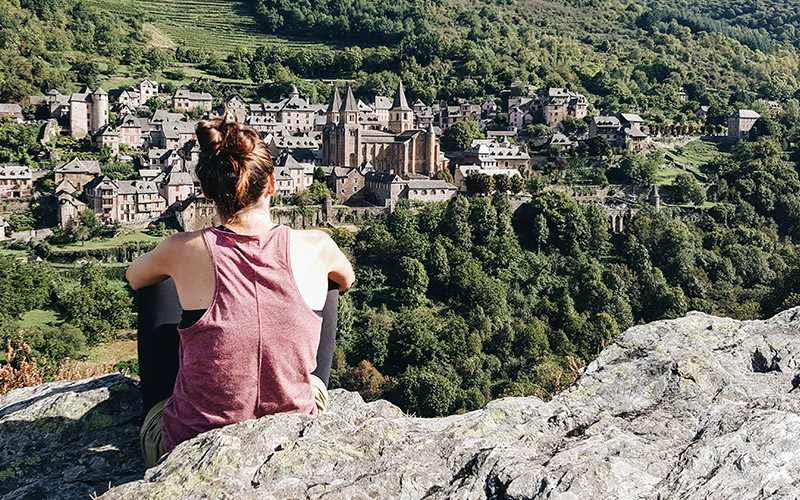 Randonneuse panorama sur Conques vers Compostelle - SDelaunay