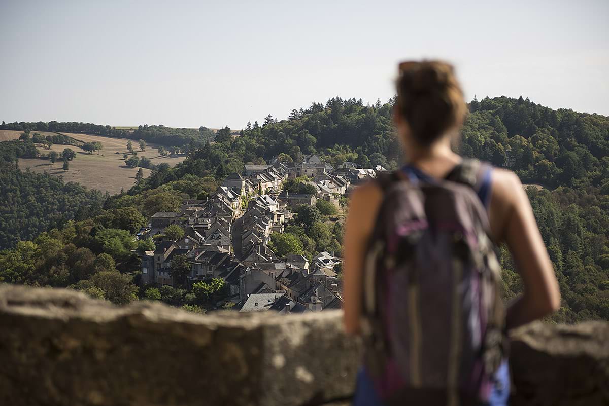 Voyageuse sur le chemin de Compostelle à Najac - T. Vattard Voyageuse sur le chemin de Compostelle à Najac - T. Vattard