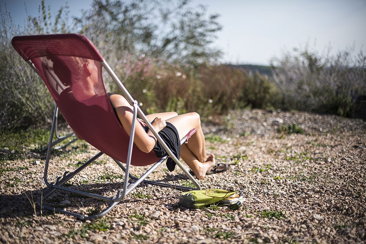 Randonneuse au repos sur le chemin de Compostelle