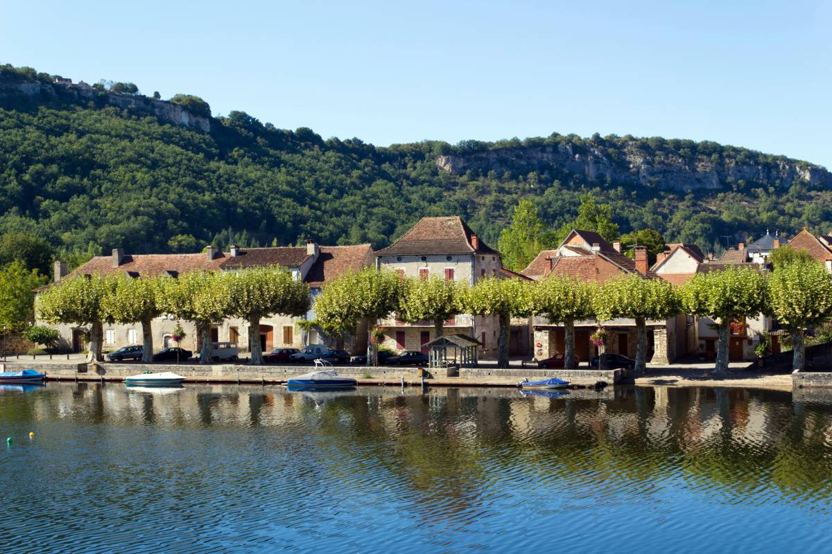 La rivière Lot et le village de Cajarc