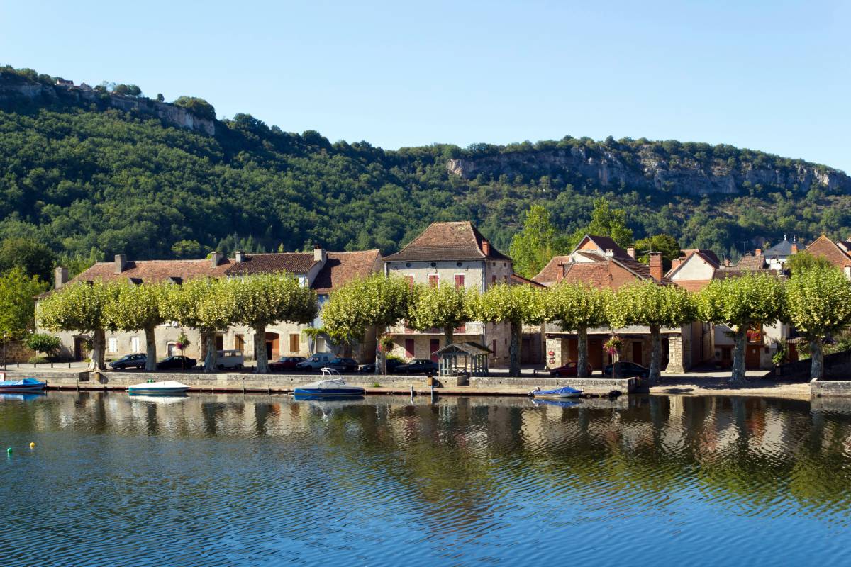 La rivière Lot et le village de Cajarc