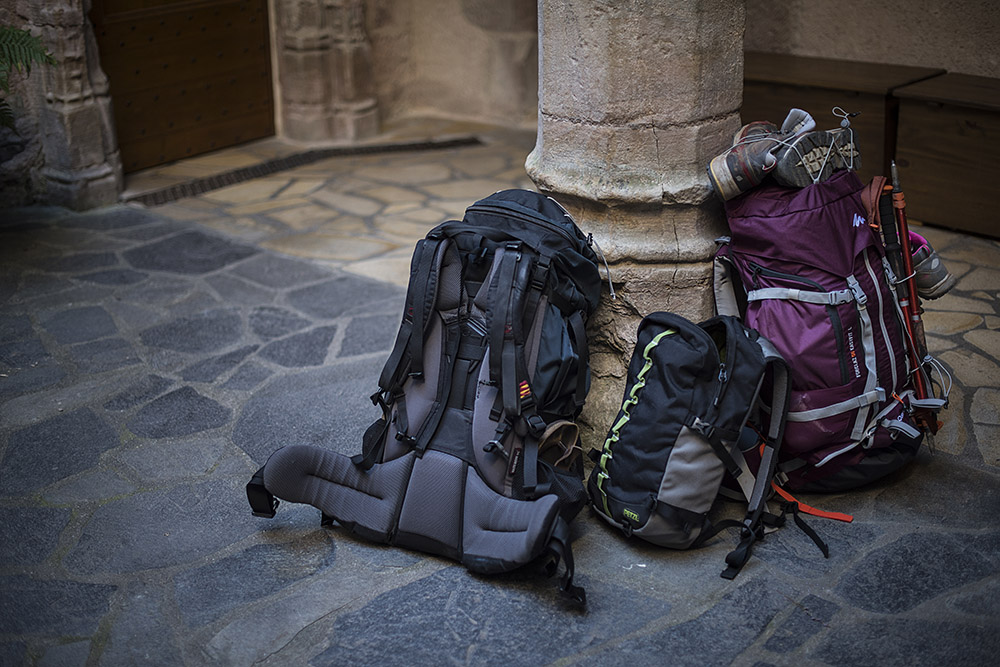 Sac à dos de pèlerins sur le chemin de Compostelle - TVattard