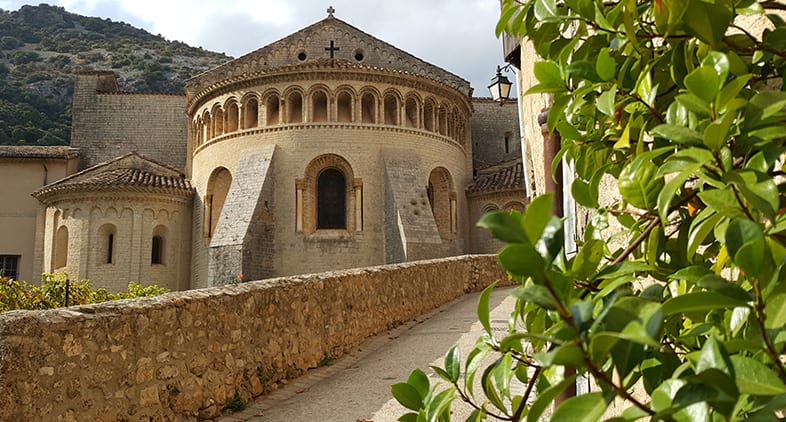 L'abbaye de Saint-Guilhem-le-Désert sur le chemin d'Arles