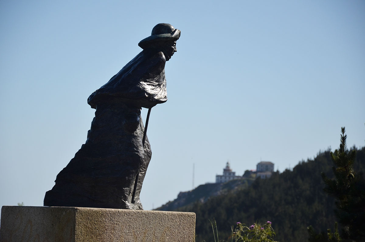 Statue de Compostelle devant le Cap Finisterre - AGaunot Statue de Compostelle devant le Cap Finisterre - AGaunot