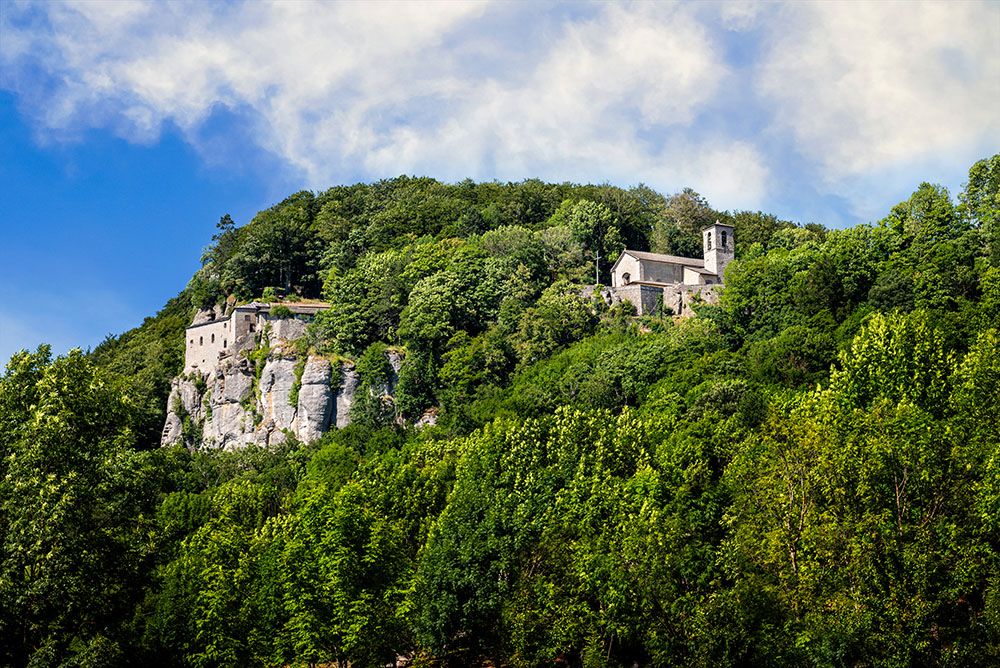 Le sanctuaire de la Verna sur le chemin de Saint-François d'Assise - AdobeStock - MassimoSanti