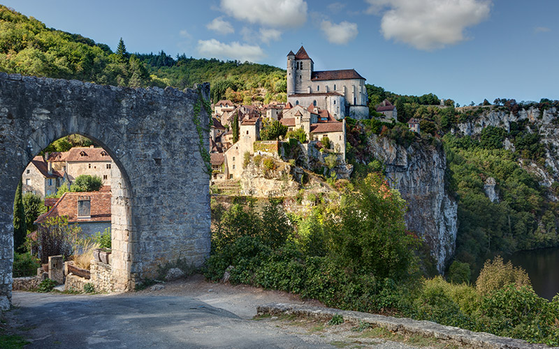 Saint-Cirq-Lapopie au sud du Parc Naturel Régional des Causses du Quercy - AdobeStock