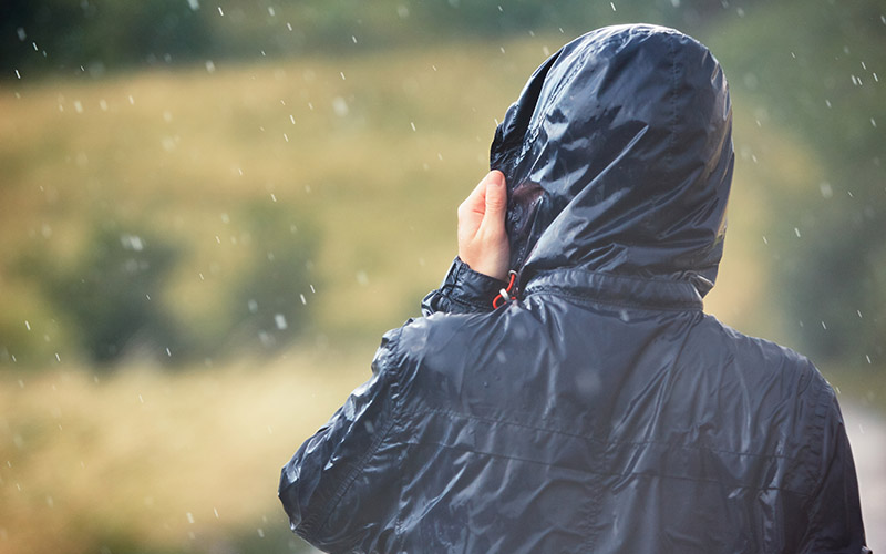 Randonneur sous la pluie chemin de Compostelle - AdobeStock