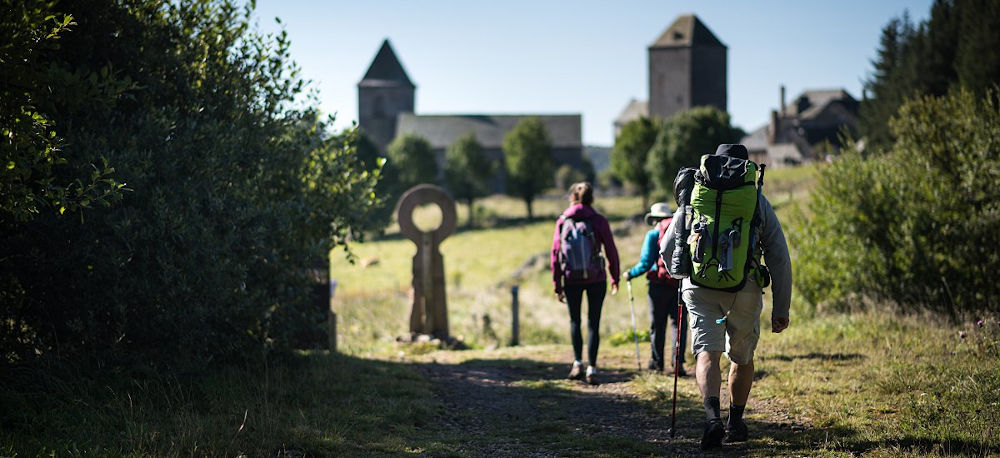 Randonneur sur le chemin de Compostelle, en groupe accompagné