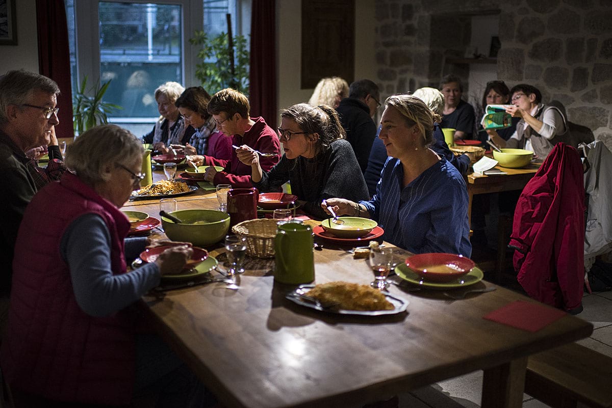 Voyageurs prenant un repas dans un gîte sur le chemin de Compostelle - TVattard