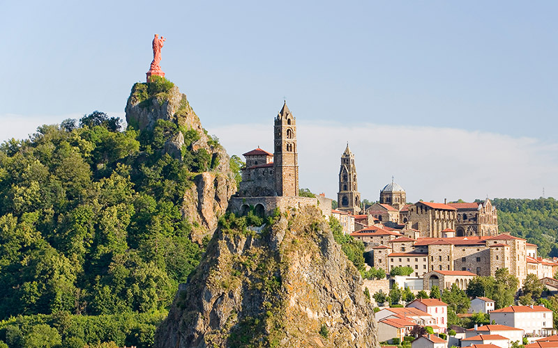 Le Puy-en-Velay sur les chemins de Compostelle - AdobeStock