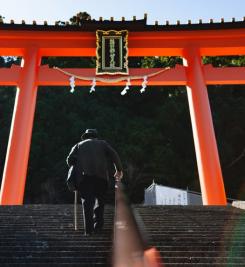 Pèlerin à l'entrée de l'un des temples du Kumano Kodo