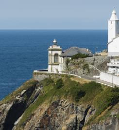 Phare de Luarca sur le Camino del Norte