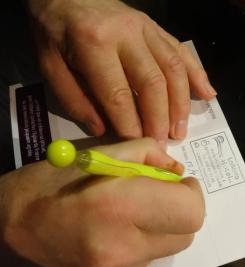 Pèlerin écrivant sur sa crédenciale