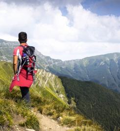 Randonneur et vue sur la chaine des montagnes Apennins