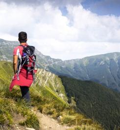 Randonneur et vue sur la chaine des montagnes Apennins