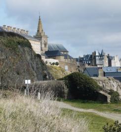 Randonneur sur un chemin côtier près de Granville