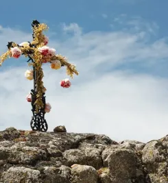 Croix fleurie sur la Voie du Puy
