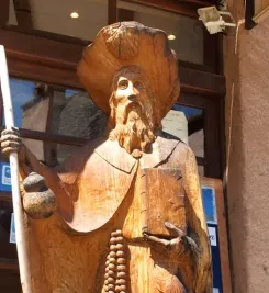 Statue de pèlerin sur le chemin