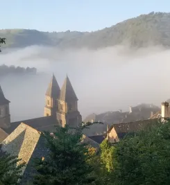 Vue brumeuse sur la ville de Conques