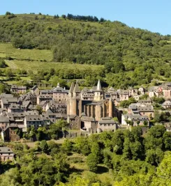 Vue sur le village de Conques