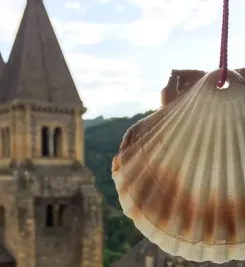 Clocher de Conques et coquille Saint-Jacques