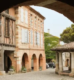 Vue sur les halles circulaires d'Auvillar