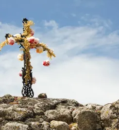 Croix fleurie sur le chemin