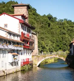 Arrivée dans le village de Saint-Jean-Pied-de-Port