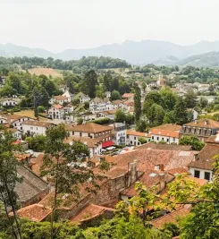 Vue d'un village sur le chemin