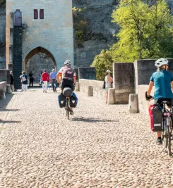 Passage sur le pont-Valentre en vélo