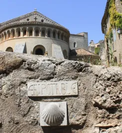 Arrivée dans le village de Saint-Guilhem