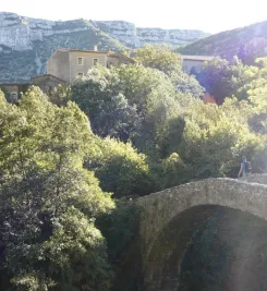 Traversée d'un pont médiéval avant Navacelles