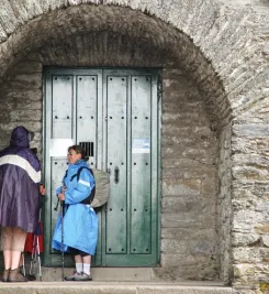 Arrivée devant la porte de Santiago de Compostela