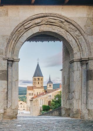 Le clocher de Cluny sur le chemin de Compostelle - AdobeStock Le clocher de Cluny sur le chemin de Compostelle