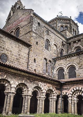Le cloître de la cathédrale du Puy-en-Velay sur les chemins de Compostelle