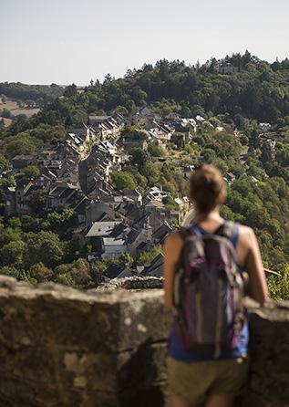 Voyageuse regardant le panorama sur Najac depuis le château 