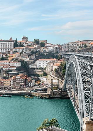 Porto et son pont Eiffel sur le Douro, départ du caminho Português - AdobeStock Porto et son pont Eiffel sur le Douro, départ du caminho Português
