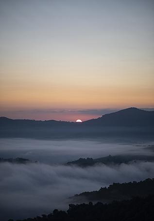 Coucher de soleil dans les Pyrénées sur le chemin de Compostelle