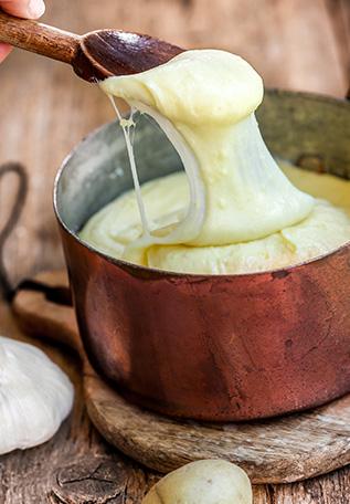L'Aligot de l'Aubrac sur le chemin de Compostelle - AdobeStock L'Aligot de l'Aubrac sur le chemin de Compostelle