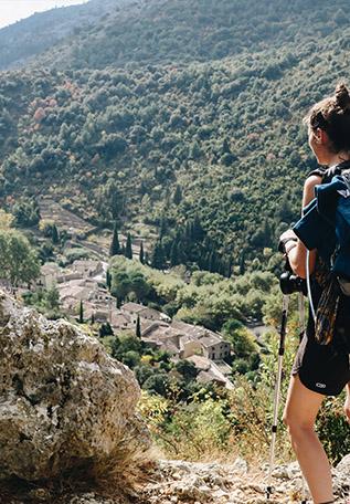 Randonneuse sur le chemin de Saint-Guilhem