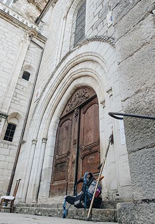 Sac de pèlerin devant la cathédrale de Rocamadour 
