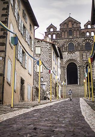 Ruelle du Puy-en-Velay vers la cathédrale 